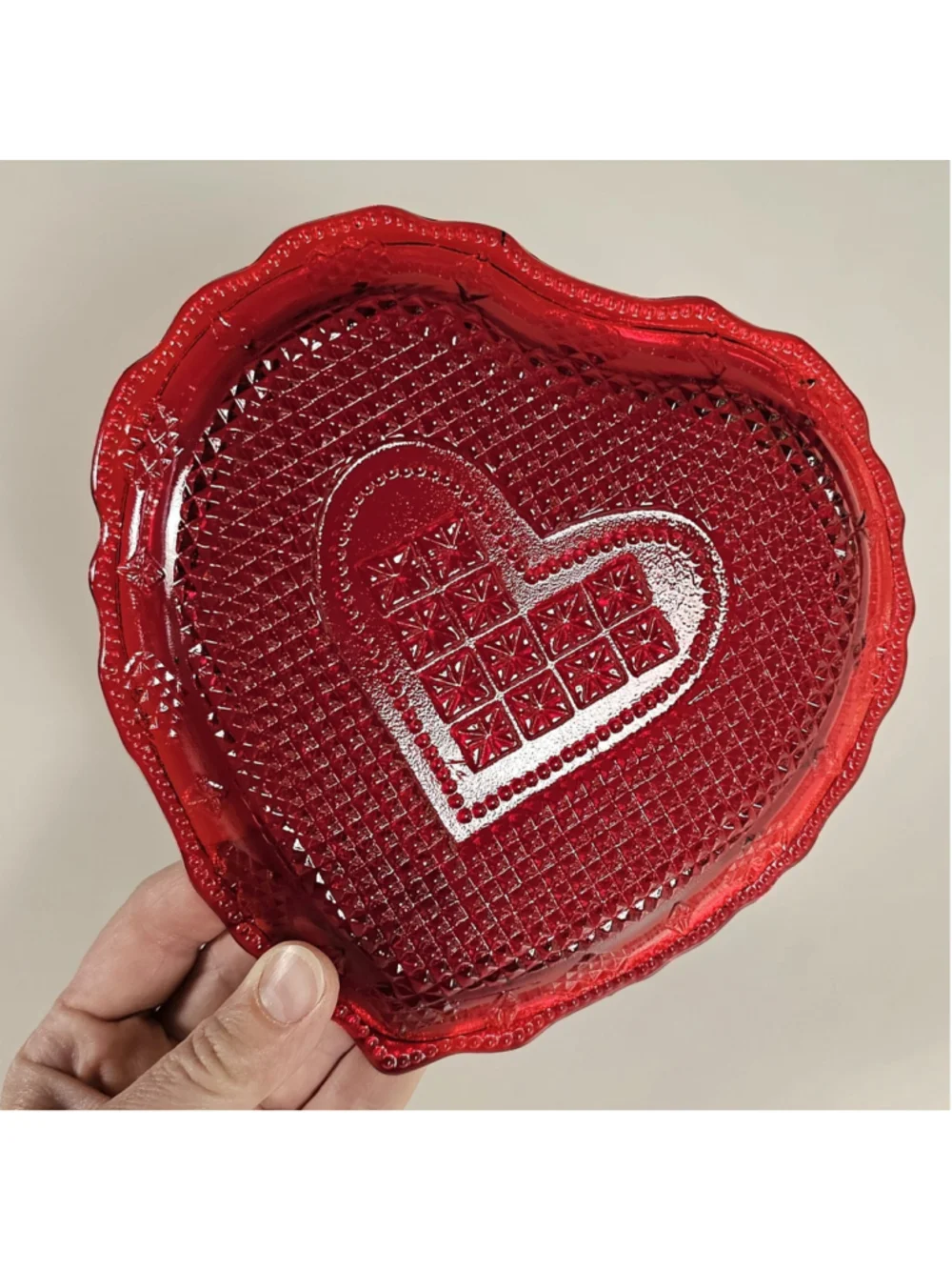 VTG Avon Hearts & Diamonds Ruby Red Glass Soap Dish Heart Glows Under UV Light